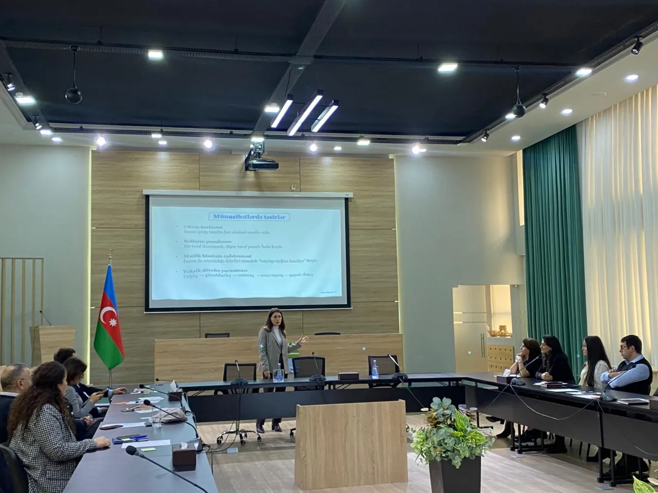 "Emosional təzyiq: müəyyən etmək və mübarizə aparmaq" mövzusunda təlim keçirilib